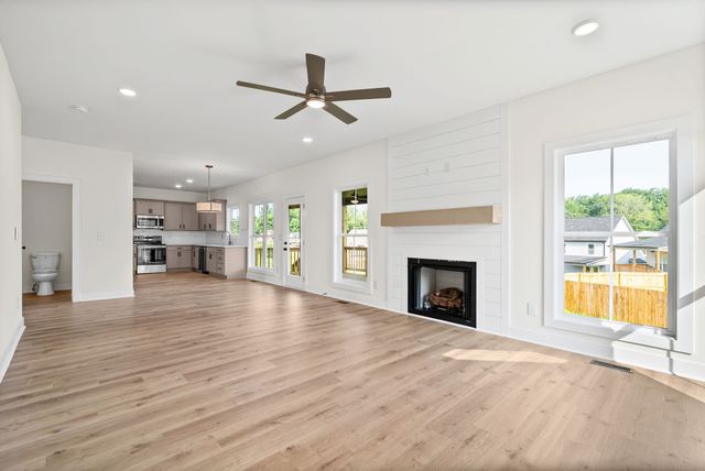 692 Eva Agnes Ave, Clarksville, TN 37042