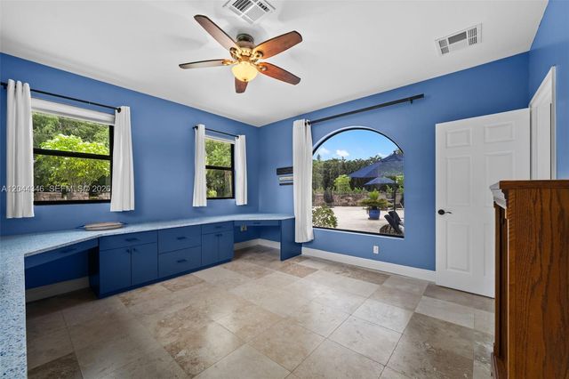 2982 E Lake Vista Cir, Davie, FL 33328