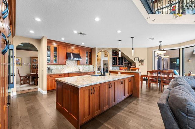 2982 E Lake Vista Cir, Davie, FL 33328