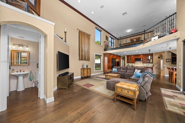 2982 E Lake Vista Cir, Davie, FL 33328