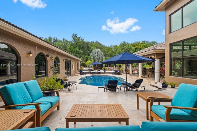 2982 E Lake Vista Cir, Davie, FL 33328