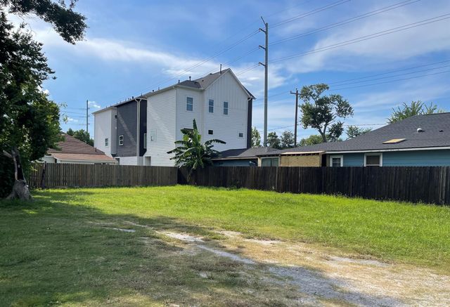 2417 Mckee Street, Houston, TX 77009