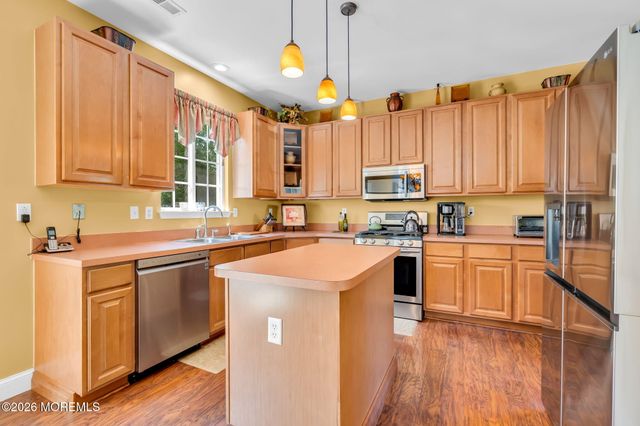 15 Sussex Place, Jackson, NJ 08527