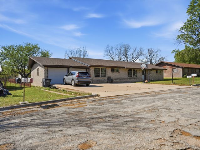 1224 N Holland Street, De Leon, TX 76444