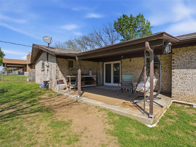 1224 N Holland Street, De Leon, TX 76444