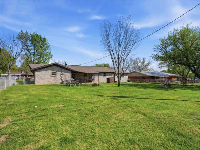 1224 N Holland Street, De Leon, TX 76444