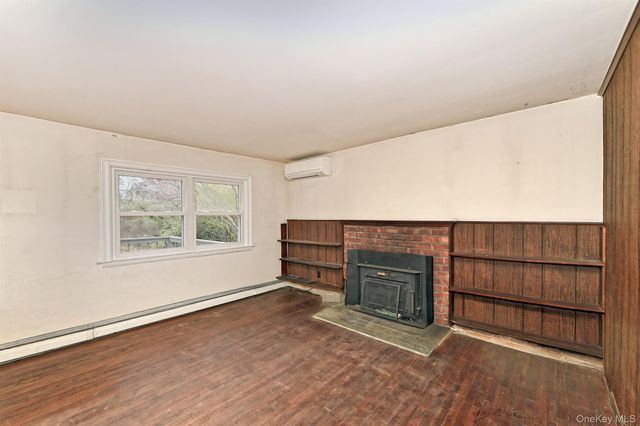 6 Duquesne Drive, Greenlawn, NY 11740