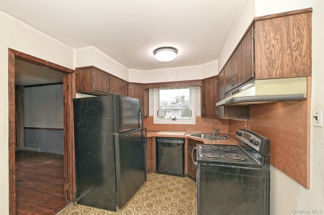 6 Duquesne Drive, Greenlawn, NY 11740