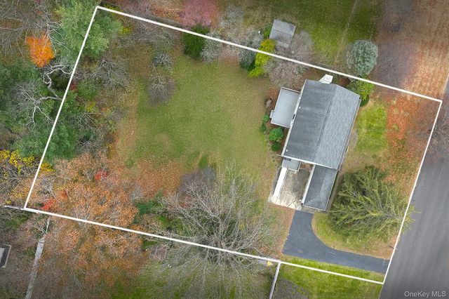 6 Duquesne Drive, Greenlawn, NY 11740