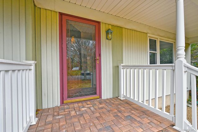 6 Duquesne Drive, Greenlawn, NY 11740