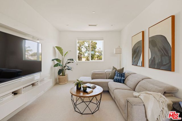 5571 W 82nd Street, Los Angeles, CA 90045