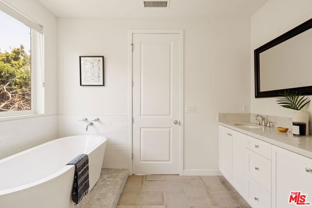 5571 W 82nd Street, Los Angeles, CA 90045