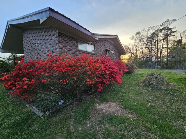 2122 Old Decaturville Rd, Parsons, TN 38363