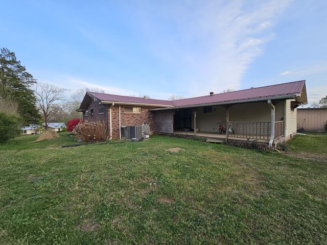 2122 Old Decaturville Rd, Parsons, TN 38363