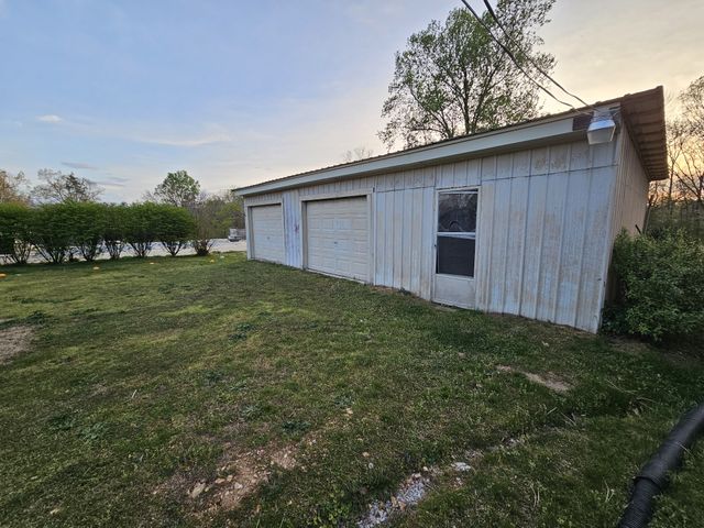 2122 Old Decaturville Rd, Parsons, TN 38363