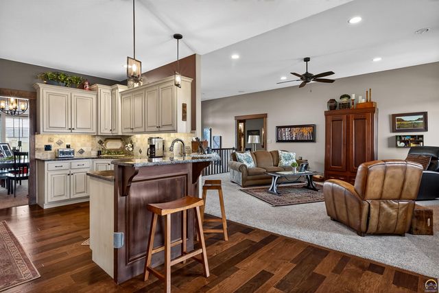 3748 SE Elm Cove Dr, Berryton, KS 66409