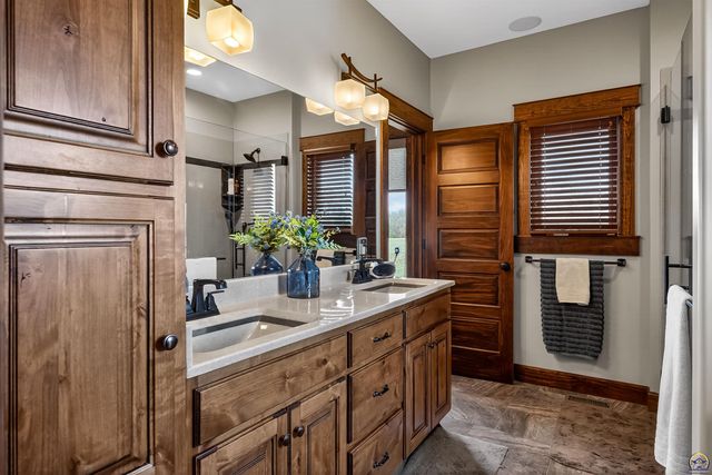 3748 SE Elm Cove Dr, Berryton, KS 66409