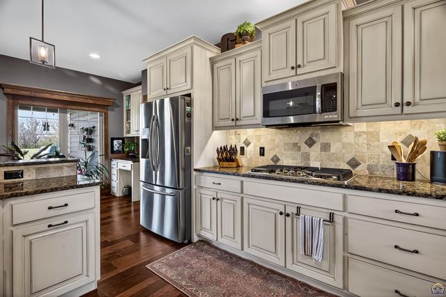 3748 SE Elm Cove Dr, Berryton, KS 66409