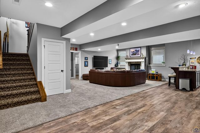 3748 SE Elm Cove Dr, Berryton, KS 66409