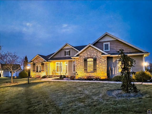 3748 SE Elm Cove Dr, Berryton, KS 66409
