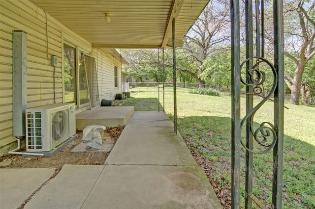1224 S Brazos Street, Weatherford, TX 76086
