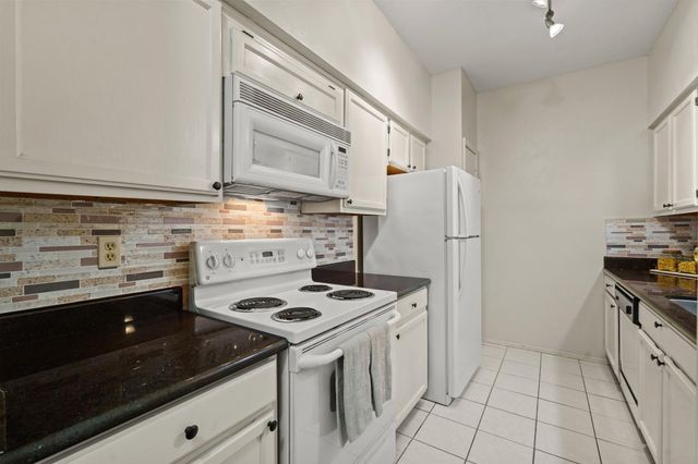 17491 Red Oak Drive 7491, Houston, TX 77090
