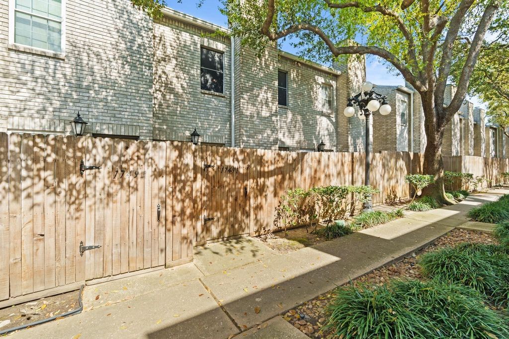17491 Red Oak Drive 7491, Houston, TX 77090