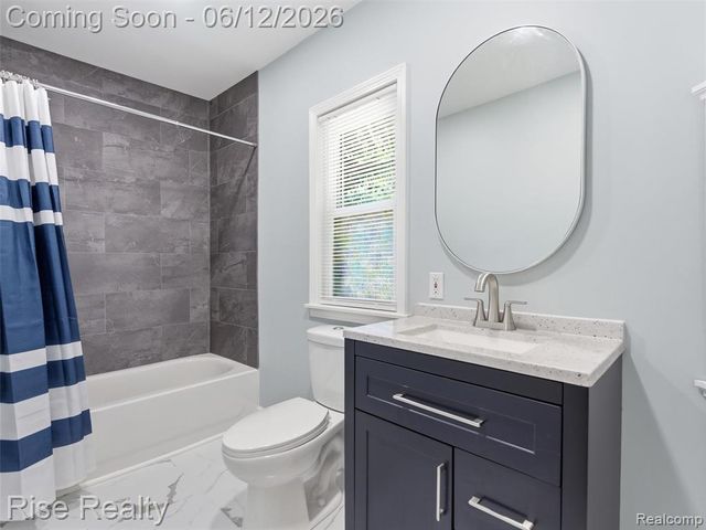 2449 N Genesee Road, Burton, MI 48509