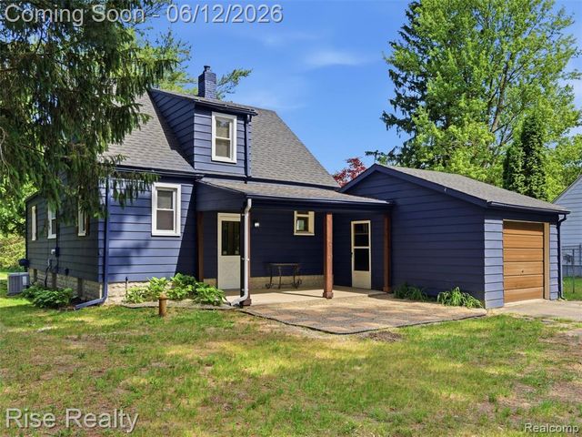 2449 N Genesee Road, Burton, MI 48509