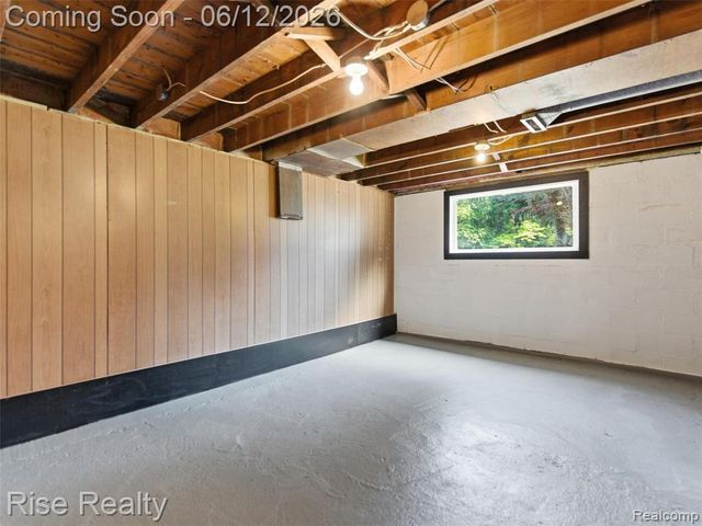 2449 N Genesee Road, Burton, MI 48509