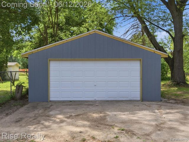 2449 N Genesee Road, Burton, MI 48509