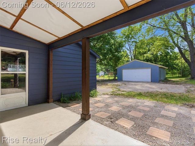 2449 N Genesee Road, Burton, MI 48509