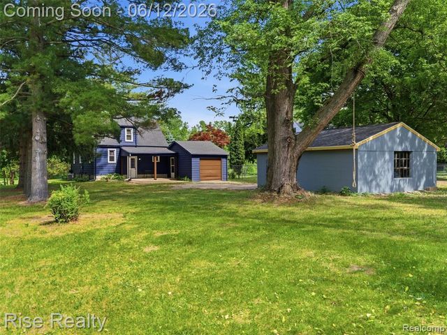 2449 N Genesee Road, Burton, MI 48509