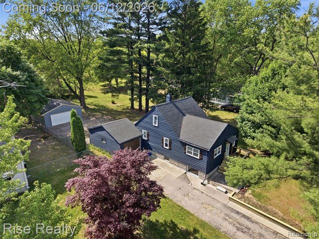 2449 N Genesee Road, Burton, MI 48509