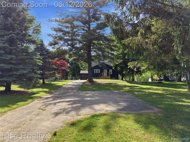 2449 N Genesee Road, Burton, MI 48509