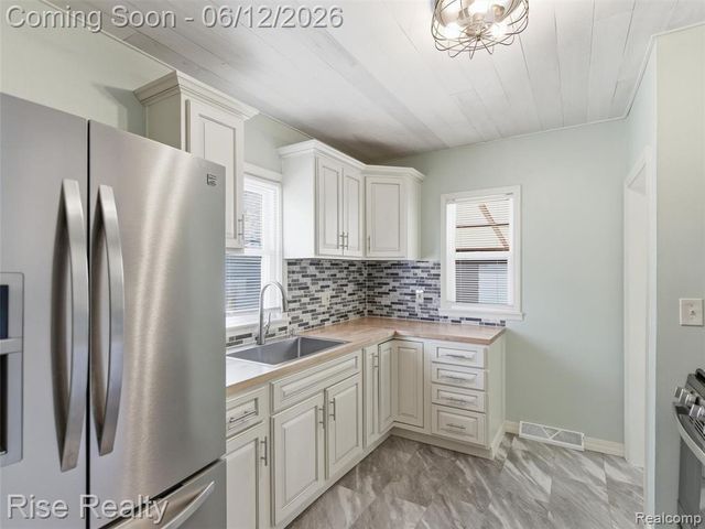 2449 N Genesee Road, Burton, MI 48509