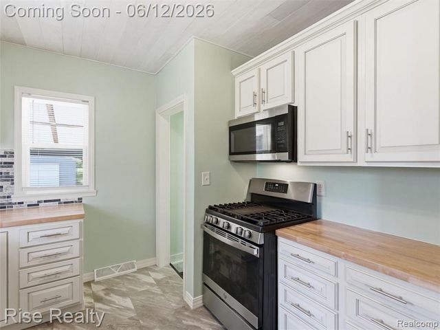 2449 N Genesee Road, Burton, MI 48509
