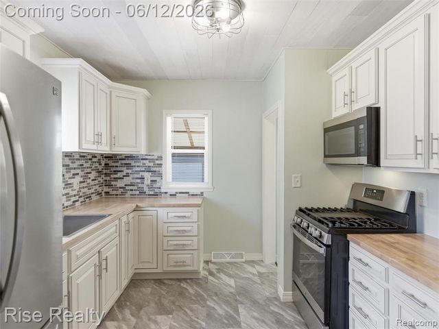 2449 N Genesee Road, Burton, MI 48509