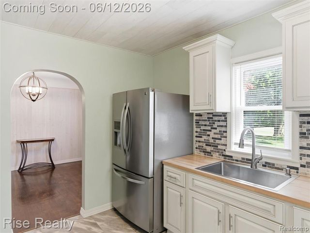 2449 N Genesee Road, Burton, MI 48509