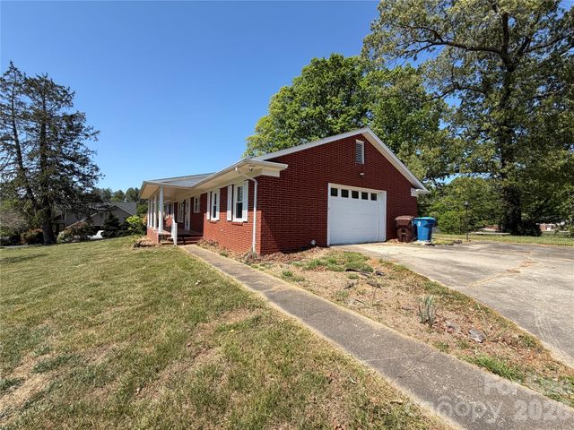 2136 Cedar Rock Estates Drive, Lenoir, NC 28645