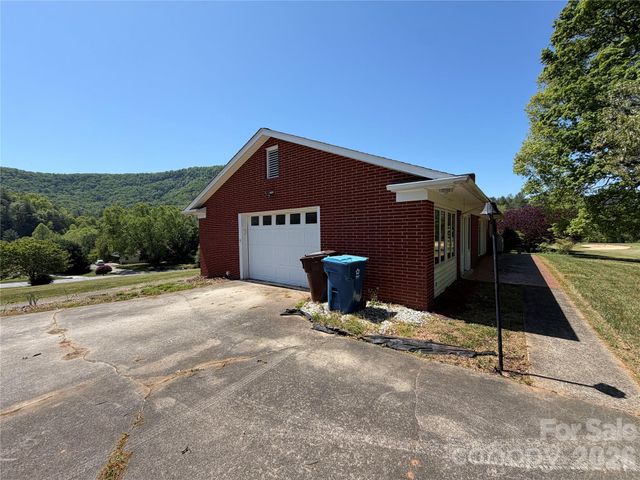 2136 Cedar Rock Estates Drive, Lenoir, NC 28645