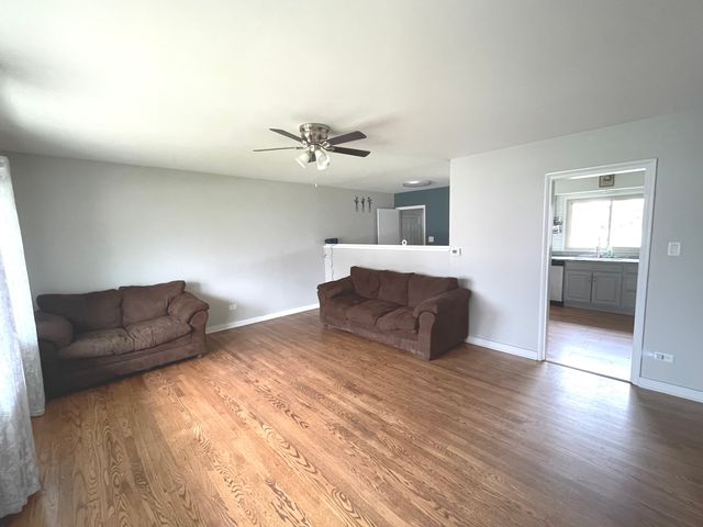 594 W Comstock Avenue, Elmhurst, IL 60126