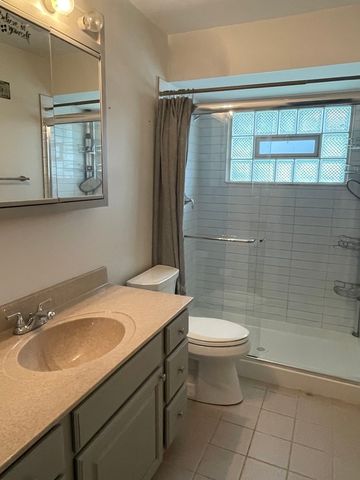 594 W Comstock Avenue, Elmhurst, IL 60126