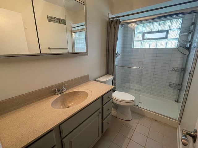 594 W Comstock Avenue, Elmhurst, IL 60126