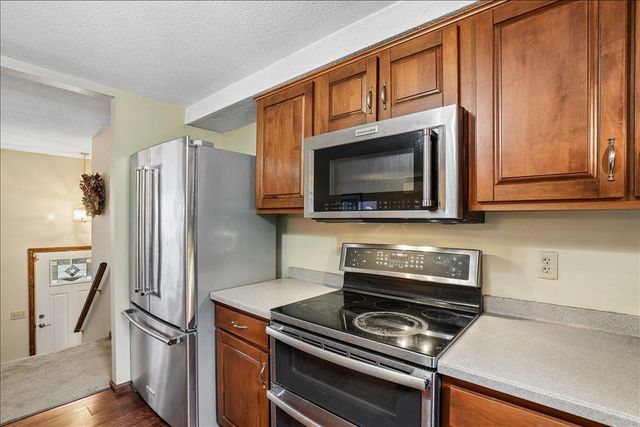 15 Lindstrom Lane, Manchester, NH 03104