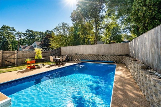15 Lindstrom Lane, Manchester, NH 03104