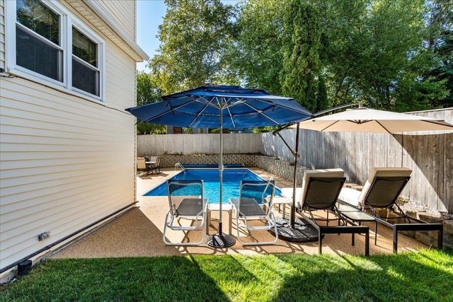 15 Lindstrom Lane, Manchester, NH 03104