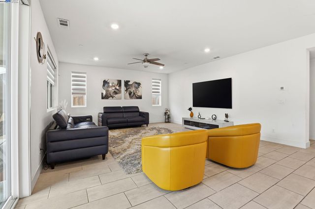 3037 Copley Dr, Tracy, CA 95377