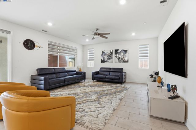 3037 Copley Dr, Tracy, CA 95377