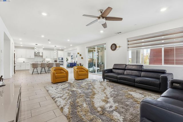 3037 Copley Dr, Tracy, CA 95377